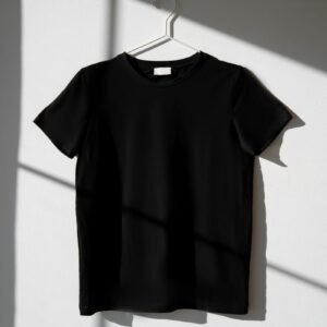 Camiseta técnica negra en percha